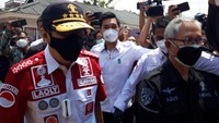 Mengenai sorotan warganet tentang seragam itu, Kepala Bagian Humas Kemenkum HAM Tubagus Erif Faturahman tidak terlalu ambil pusing. Erif hanya menjelaskan bila seragam itu merupakan seragam lapangan yang biasa dipakai Yasonna. Biasa, senyumin aja, ucap Erif (Foto: Nahda/detikcom)
