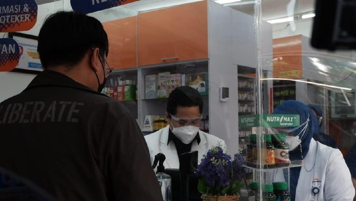 Menteri BUMN Erick Thohir melayani pembeli obat di apotek Kimia Farma