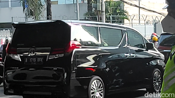 Mobil berpelat RFK lolos dari ganjil genap (gage) di titik pengawasan Jalan HR Rasuna Said, Jaksel (Azhar Bagas/detikcom)