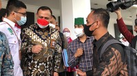  Ini momen saat sejumlah mahasiswa menemui Ketua KPK Firli Bahuri di gedung DPRD Jawa Barat (8/9) pada saat ketua KPK mengunjungi DPRD Jabar. 