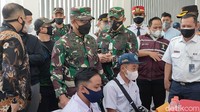 Proses vaksinasi itu dipimpin langsung Pangdam Mayjen TNI Agus Subianto. Pantauan detikcom di lokasi, Bupati Garut Rudy Gunawan, Wabup Garut Helmi Budiman, Dandim Garut Letkol CZI Deni Iskandar serta Kapolres AKBP Wirdhanto Hadicaksono juga hadir.
