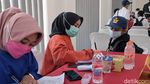 Momen Pelajar di Garut Disuntik Vaksin COVID-19