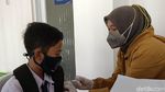 Momen Pelajar di Garut Disuntik Vaksin COVID-19