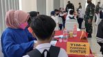 Momen Pelajar di Garut Disuntik Vaksin COVID-19