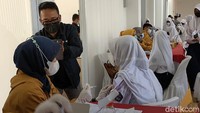 Para pelajar mengikuti vaksinasi massal di Stasiun Garut, Rabu (8/9).