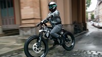 Motor listrik BMW Motorrad ini menawarkan sistem keamanan terbaik, seperti sistem ABS, lampu jauh otomatis, lampu rem, lampu siang hari, pemantauan tekanan ban dan sensor jarak belakang untuk mengetahui ada kendaraan dibelakang, serta sistem komputer yang mampu mengintegrasikan ke ponsel si pemilik. Foto: doc. BMW Motorrad