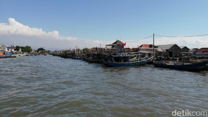 Dua nelayan di Pasuruan terempas angin kencang dari perahu ke laut. Satu orang selamat, sedangkan yang satu lagi hilang.