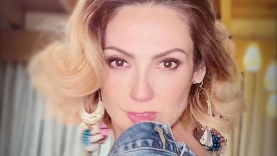 Potret Nora Salinas Tante Rambut Palsu Menawan di Usia 45 Tahun