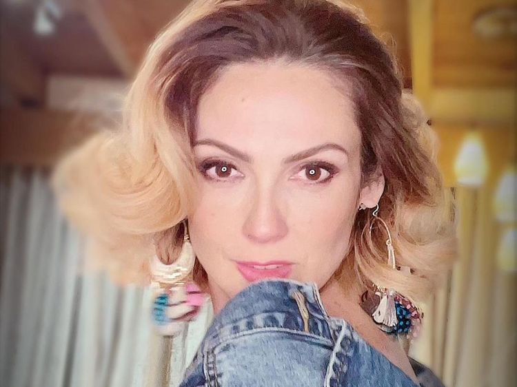 Potret Nora Salinas Tante Rambut Palsu Menawan di Usia 45 Tahun