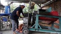 Hal itu dirasakan kelompok peternak sapi SSY Farm Sepupu Jaya Desa Harapan Jaya di Kecamatan Muara Enim, Kabupaten Muara Enim, Sumatera Selatan. Selain dapat menekan biaya pakan, menurut Ketua SSY Farm Sepupu Jaya, Sudi, ada juga timbal balik manfaat antara peternak sapi dan petani sawit.