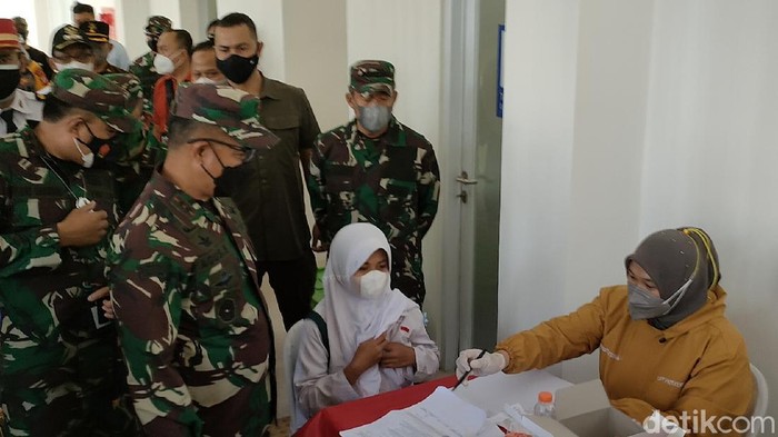 Pangdam III Siliwangi Mayjen TNI Agus Subiyanto meninjau pelaksanaan vaksinasi di Garut