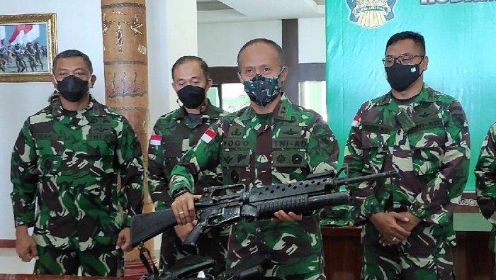 Pangdam XVII/Cenderawasih Mayjen TNI Ignatius Yogo Triyono memegang senjata api jenis M 16 buatan AS dari teroris KKB. (ANTARA/Evarukdijati)