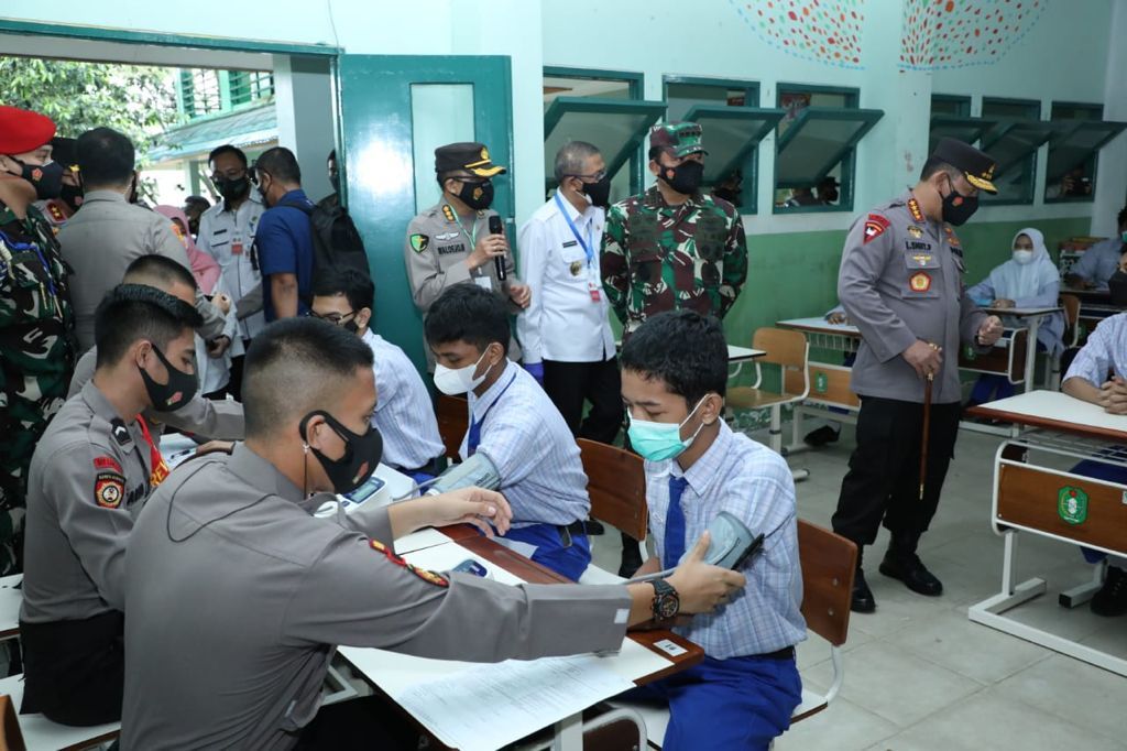 Panglima TNI meninjau serbuan vaksinasi di Kalbar