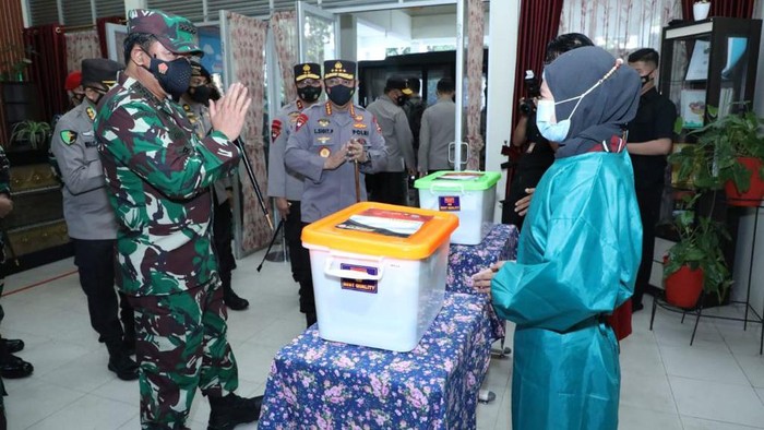 Panglima TNI meninjau serbuan vaksinasi di Kalbar