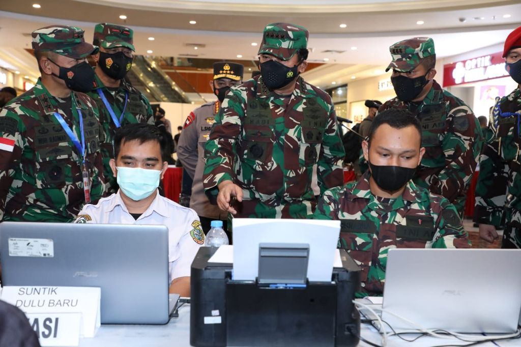 Panglima TNI meninjau serbuan vaksinasi di Kalbar