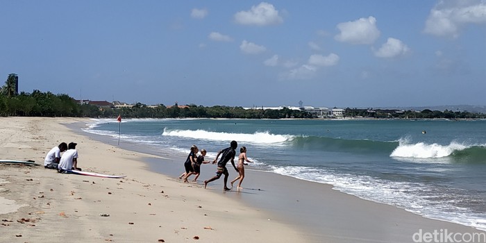 Pantai Kuta, Bali dibuka untuk wisatawan. (Sui/detikcom)
