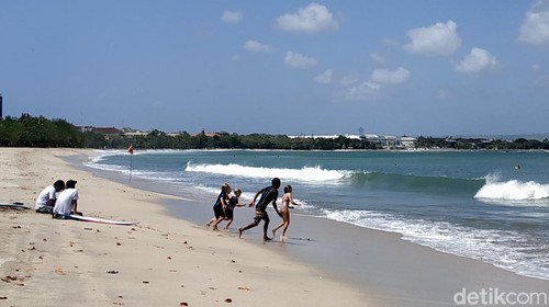 Pantai Kuta, Bali dibuka untuk wisatawan. (Sui/detikcom)