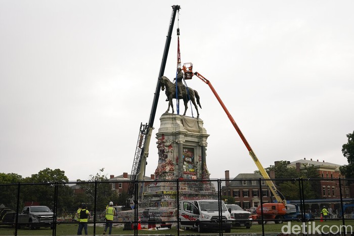 PAtung Tokoh Perbudakan Dibongkar Crews work to remove one of the country's largest remaining monuments to the Confederacy, a towering statue of Confederate General Robert E. Lee on Monument Avenue, Wednesday, Sept. 8, 2021, in Richmond, Va. (AP Photo/Steve Helber, Pool)
