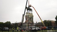 Patung perunggu tersebut berbobot 11 ton dengan tinggi 6,4 meter.  Robert Lee merupakan tokoh konfederasi yang pro perbudakan. Terdapat selusin patung konfederasi lain yang sudah dipindahkan. 