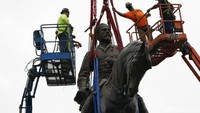 Alat erat digunakan untuk menurunkan patung tokoh perbudakan yang sudah berdiri selama 131 tahun.