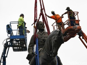 Momen Patung Jenderal Robert E. Lee di Virginia Diturunkan