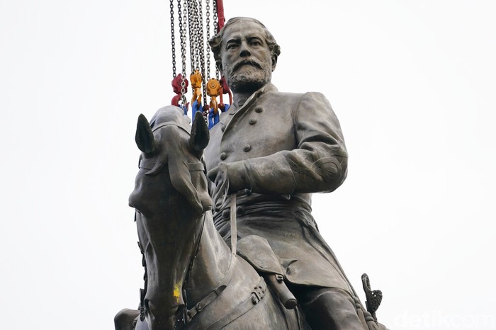 Crews work to remove one of the country's largest remaining monuments to the Confederacy, a towering statue of Confederate General Robert E. Lee on Monument Avenue, Wednesday, Sept. 8, 2021, in Richmond, Va. (AP Photo/Steve Helber, Pool)