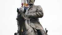 Petugas menurunkan patung Jendral Robert Lee di Monument Avenue, Richmond, Virginia, AS (8/9/2021). Gubernur Virginia, Ralph Northam memerintahkan patung tersebut untuk diturunkan pasca insiden George Floyd, Juni lalu. Namun baru terlaksana hari ini menunggu keputusan MahkamahAgung (MA) atas gugatan warga yang tidak setuju patung tersebut dibongkar.