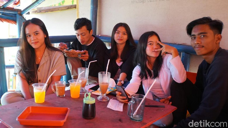 Pedagang Puncak dan wisatawan Pedagang Puncak dan wisatawan