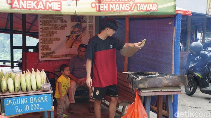 Pedagang Puncak dan wisatawan