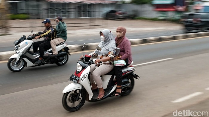 Di Jalan Raya Parung, Bogor kerap ditemukan pemotor yang tidak menggunakan helm. Aksi ini tentunya berpotensi mencelakakan diri sendiri.
