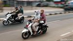 Pemotor Santuy Tak Pakai Helm di Jalan Raya Parung