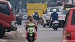 Pemotor Santuy Tak Pakai Helm di Jalan Raya Parung