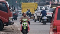 Tidak cuma enggan memakai helm, plus melawan arus.