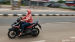 Pemotor Santuy Tak Pakai Helm di Jalan Raya Parung