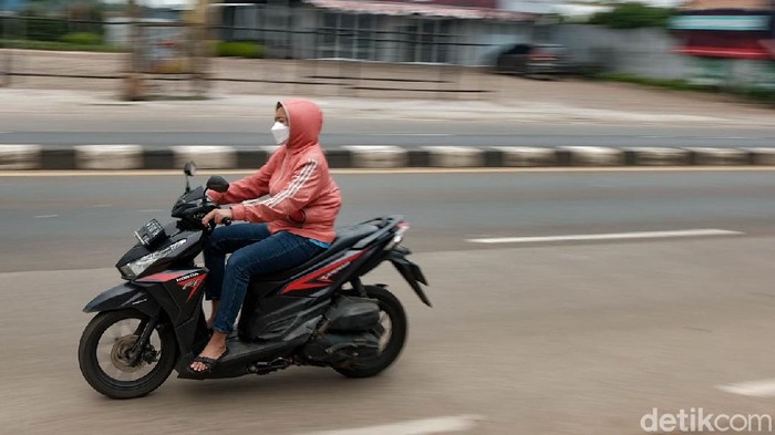 Pemotor Santuy Tak Pakai Helm di Jalan Raya Parung Di Jalan Raya Parung, Bogor kerap ditemukan pemotor yang tidak menggunakan helm. Aksi ini tentunya berpotensi mencelakakan diri sendiri.