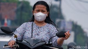 Pemotor Santuy Tak Pakai Helm di Jalan Raya Parung