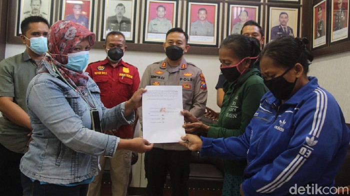 Dua emak-emak yang ketahuan mencuri susu dan minyak telon dibebaskan dari ancaman hukuman tujuh tahun penjara. Polres Blitar melakukan mediasi dengan korban, hingga bersedia mencabut laporan.