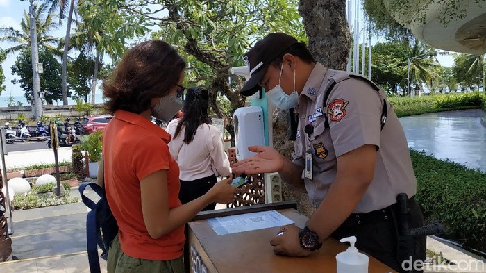 Pengunjung mal di Bali wajib pakai aplikasi PeduliLindungi (Sui Suadnyana/detikcom)