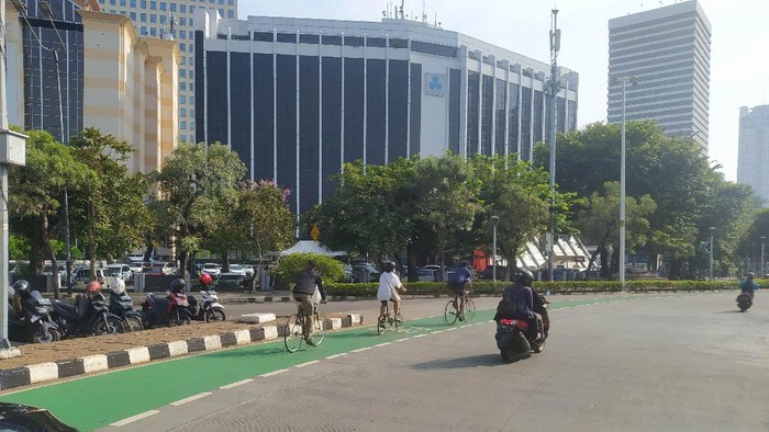 Pesepeda di Jalan Sudirman, Jakarta Pusat