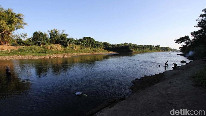 Sungai Bengawan Solo tercemar industri rumah tangga ciu. Pencemaran terjadi dari hulu yakni tempuran kali Samin.