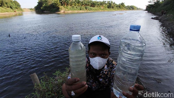 Sungai Bengawan Solo tercemar industri rumah tangga ciu. Pencemaran terjadi dari hulu yakni tempuran kali Samin.