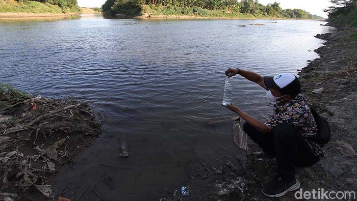 Petugas Cek Air Kali Samin yang Cemari Bengawan Solo Sungai Bengawan Solo tercemar industri rumah tangga ciu. Pencemaran terjadi dari hulu yakni tempuran kali Samin.