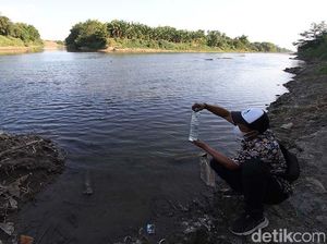 Petugas Cek Air Kali Samin yang Cemari Bengawan Solo