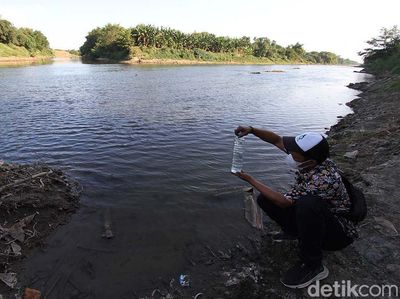 Petugas Cek Air Kali Samin yang Cemari Bengawan Solo