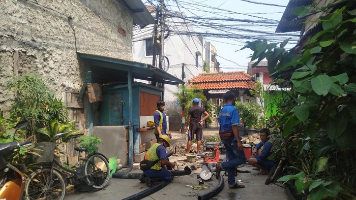 Petugas PAM Jaya perbaiki pipa air bersih di Jl Pademangan IV, Pademangan Timur