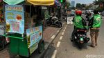 PKL Kuasai Trotoar Jalan KS Tubun Jakarta, Pejalan Kaki Minggir