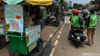 Tampak beberapa PKL yang menaruh dagangannya hingga menutup trotoar. Jalan KS Tubun menjadi garis pemisah secara administratif antara Jakarta Barat dan Jakarta Pusat.