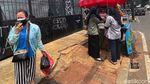 PKL Kuasai Trotoar Jalan KS Tubun Jakarta, Pejalan Kaki Minggir
