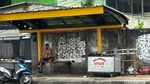 PKL Kuasai Trotoar Jalan KS Tubun Jakarta, Pejalan Kaki Minggir