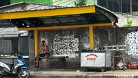 Terlihat ada PKL yang beroperasi di halte bus.